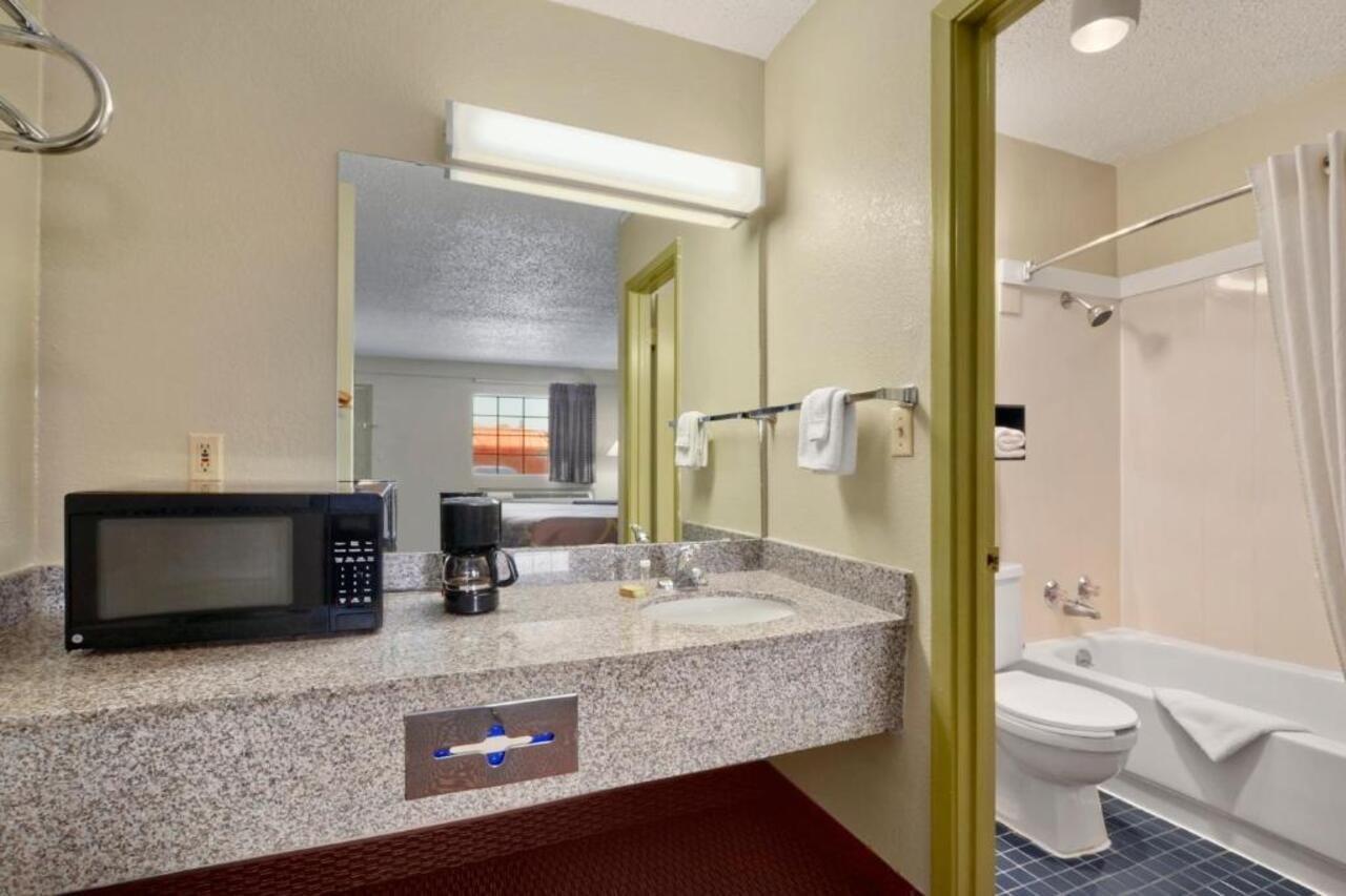 Super 8 By Wyndham Monticello Ar Motel Екстериор снимка