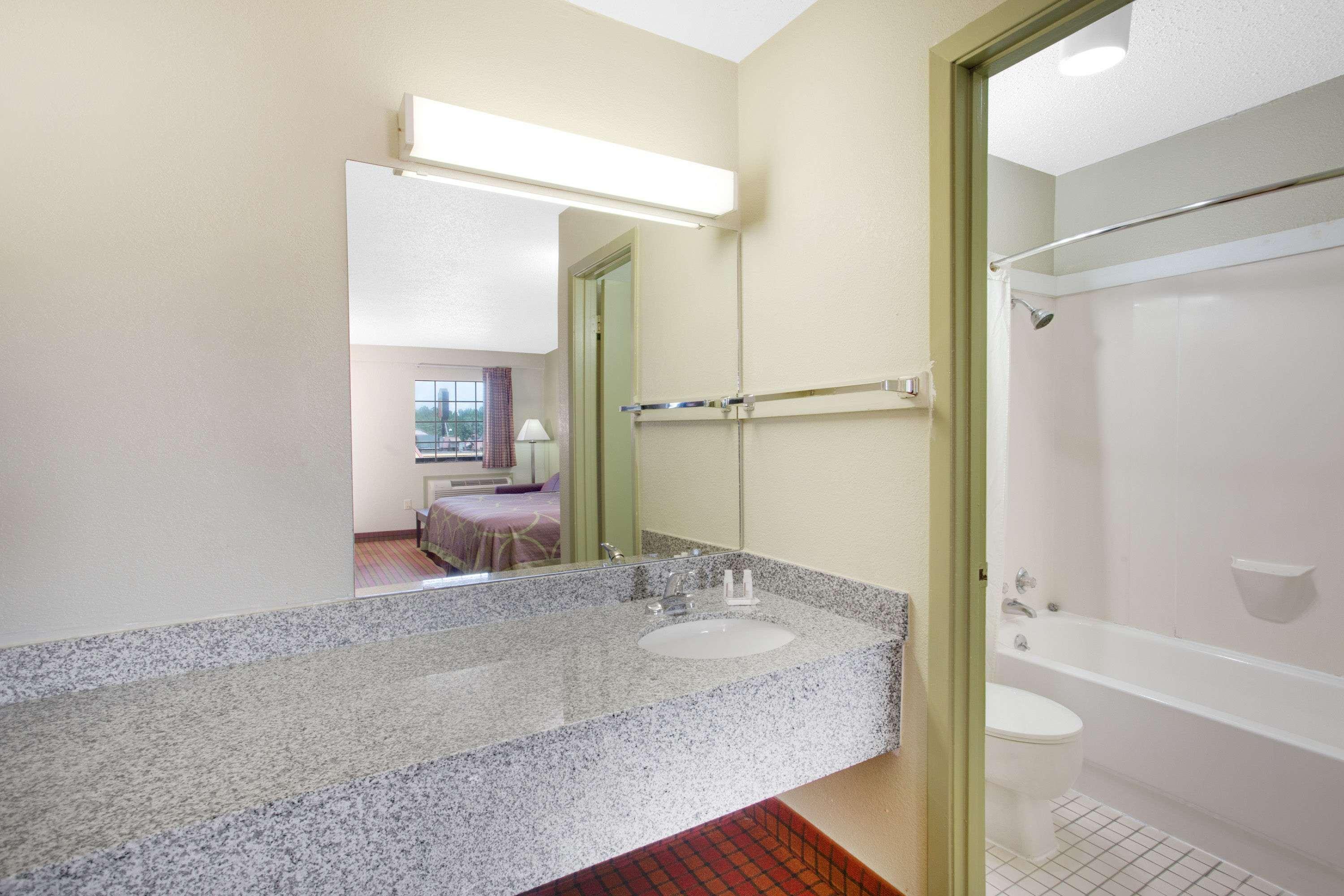 Super 8 By Wyndham Monticello Ar Motel Екстериор снимка