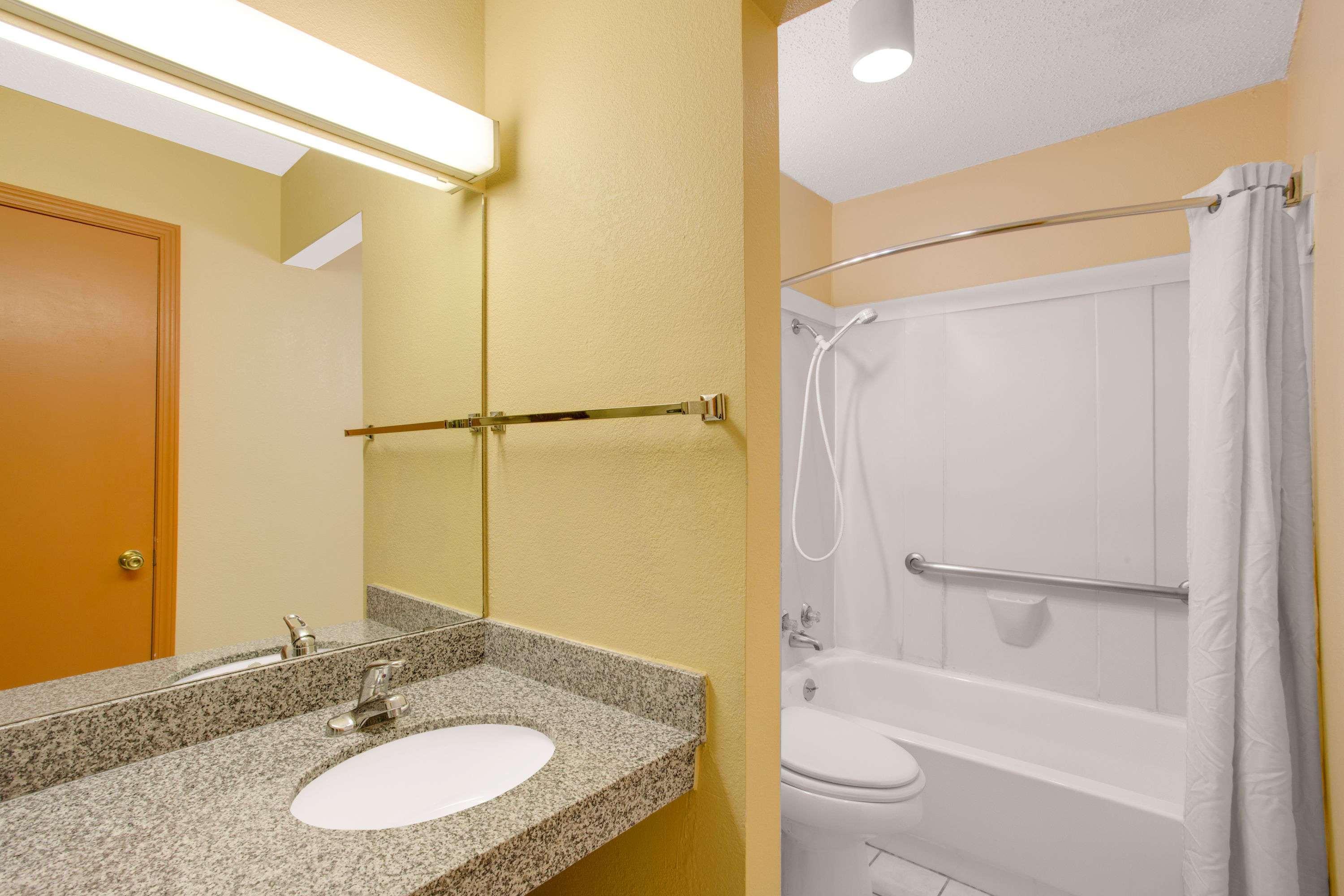 Super 8 By Wyndham Monticello Ar Motel Екстериор снимка