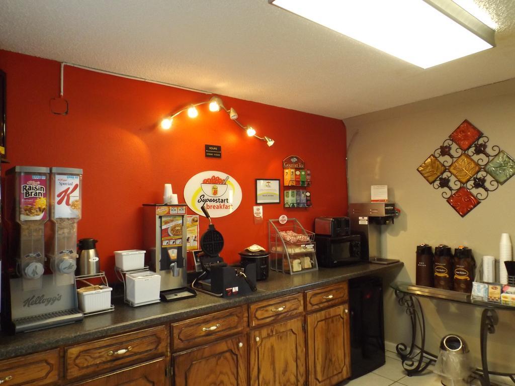 Super 8 By Wyndham Monticello Ar Motel Екстериор снимка